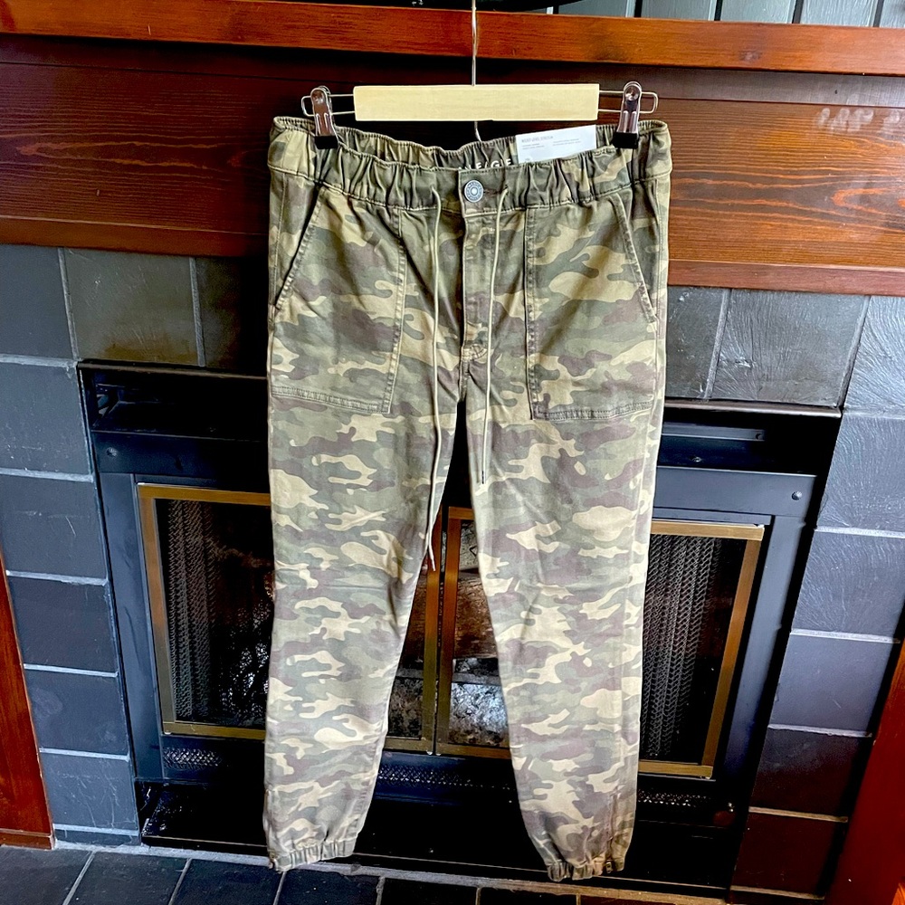 American Eagle Camo Joggers NWT- size 12, 31